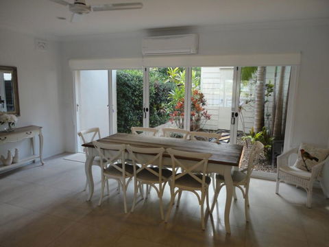 Noosa Entrance Waterfront Resort - Australian Destinations 0