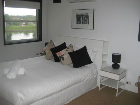 Noosa Entrance Waterfront Resort - Australian Destinations 11