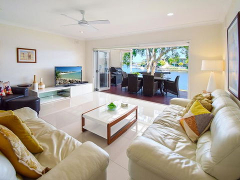 Noosa Entrance Waterfront Resort - Australian Destinations 4