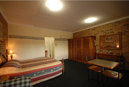 Country Gardens Motor Inn - Australian Destinations 2