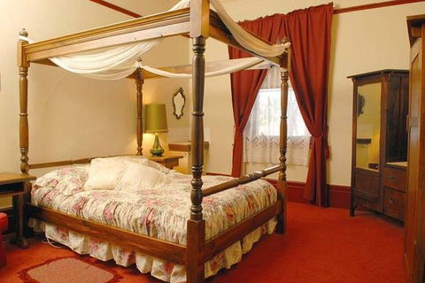 Mickey Bourkes Koroit Hotel - Australian Destinations 0