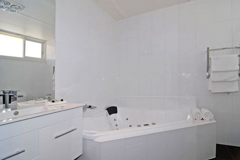 Ocean Grove Motor Inn - Australian Destinations 4