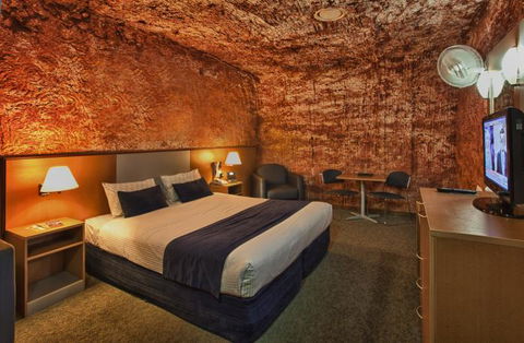 Desert Cave Hotel - Australian Destinations 8