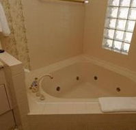 McNevins Warwick Motel and Gunyah Restaurant - Australian Destinations