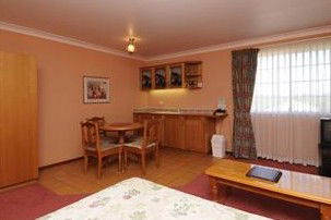 McNevins Warwick Motel And Gunyah Restaurant - Australian Destinations 5