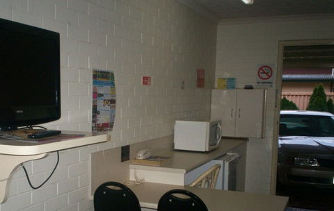A Raceview Motor Inn - Australian Destinations 2