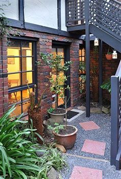 Holly Lodge - Australian Destinations 5