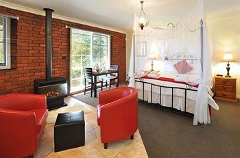Holly Lodge - Australian Destinations 7
