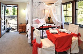 Holly Lodge - Australian Destinations 11