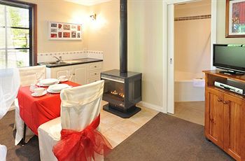 Holly Lodge - Australian Destinations 12