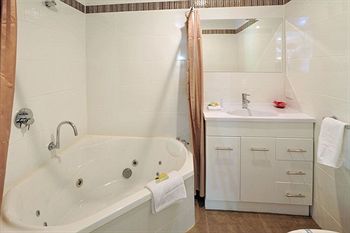Holly Lodge - Australian Destinations 13