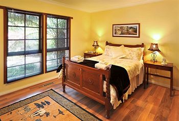 Holly Lodge - Australian Destinations 16