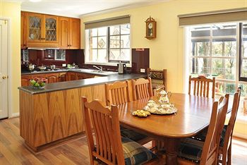 Holly Lodge - Australian Destinations 20
