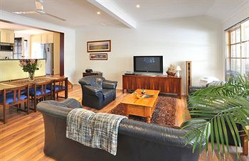 Holly Lodge - Australian Destinations 28