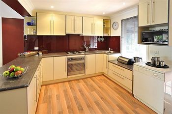 Holly Lodge - Australian Destinations 30