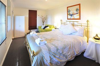 Holly Lodge - Australian Destinations 32