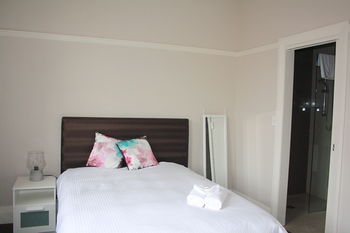 Annandale Hotel - Australian Destinations 7