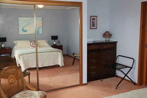 Adrienne's Place On The Hill - Australian Destinations 1
