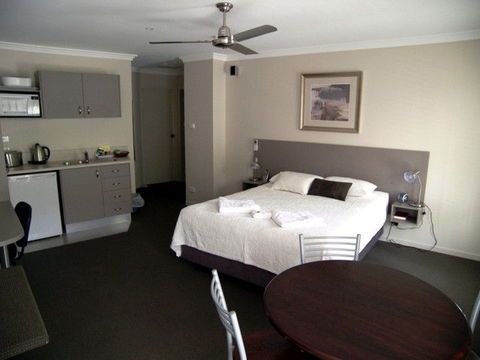 Aston Hill Motor Lodge - Australian Destinations 0