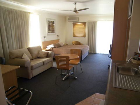 Aston Hill Motor Lodge - Australian Destinations 3