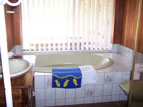 Bott's Beach Retreat - Australian Destinations 3