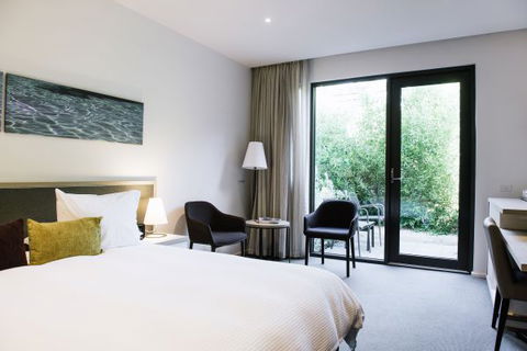 Flinders Hotel - Australian Destinations 1