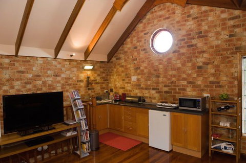 Bet's Bed And Breakfast Studio - Australian Destinations 5