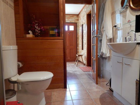 Bet's Bed And Breakfast Studio - Australian Destinations 9