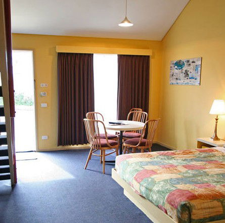 Coastal Motel - Australian Destinations 1