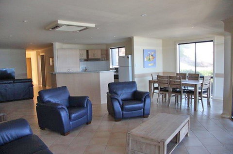 Cliff House Beachfront Villas - Australian Destinations 4