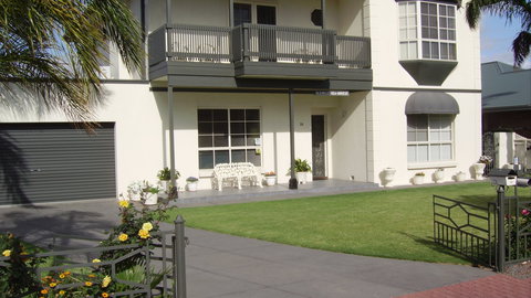 Glenelg Sea-Breeze B&B - Australian Destinations 0