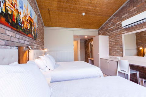Farnham Court Motel - Australian Destinations 2