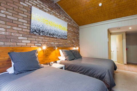 Farnham Court Motel - Australian Destinations 3