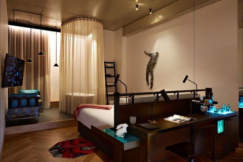 QT Melbourne - Australian Destinations 0