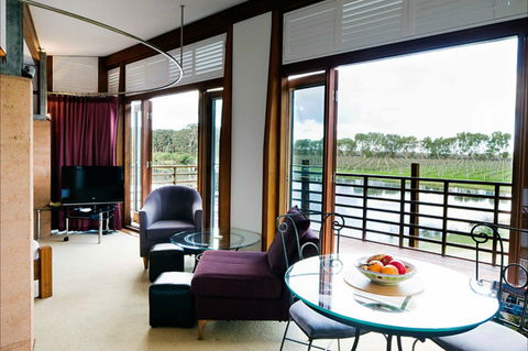 Bettenay's Lakeside Chalets And Luxury Spa Apartment - Australian Destinations 0