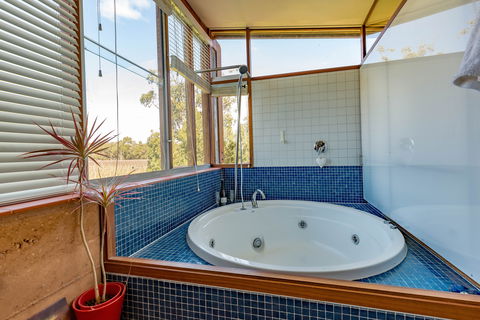 Bettenay's Lakeside Chalets And Luxury Spa Apartment - Australian Destinations 3