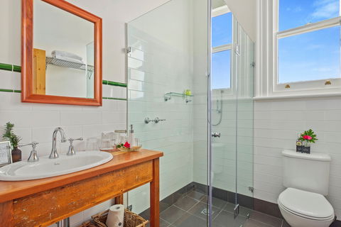 Cygnet Old Bank B&B - Australian Destinations 5