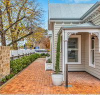 Grandview Accommodation - The Elm Tree Apartments