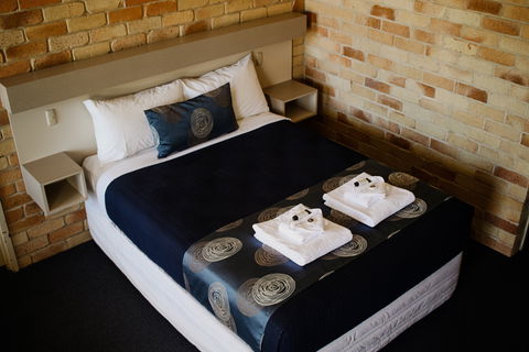 The Australian Hotel Motel - Australian Destinations 3