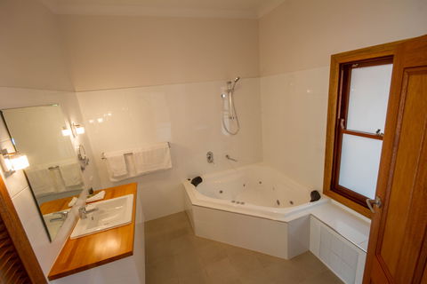 Adelaide Hills, Birdwood Motel - Australian Destinations 1