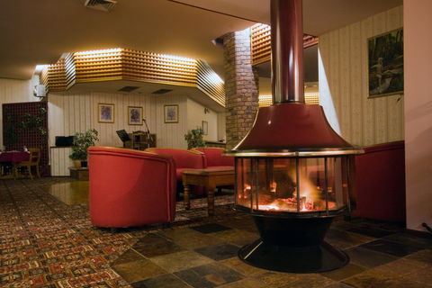 McNevins Warwick Motel And Gunyah Restaurant - Australian Destinations 1