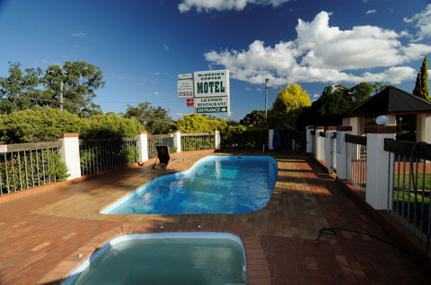 McNevins Warwick Motel And Gunyah Restaurant - Australian Destinations 2