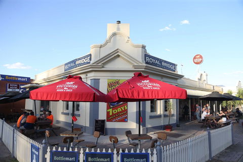 Royal Bridge Hotel, Barham - Australian Destinations 0