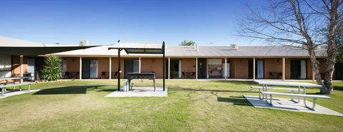 Ashleigh Court Motor Inn - Australian Destinations 2