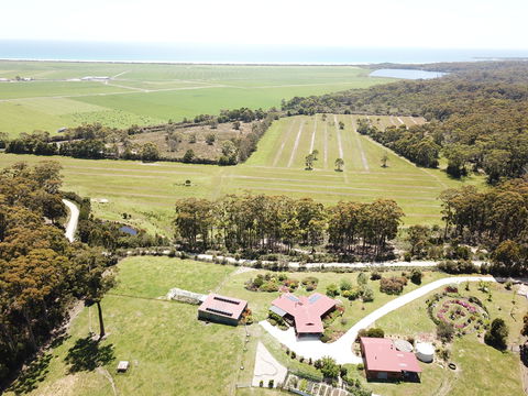 Eagle's Roost Farmstay B&B - Australian Destinations 1