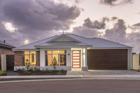 Fairway Lakeside - Australian Destinations 0