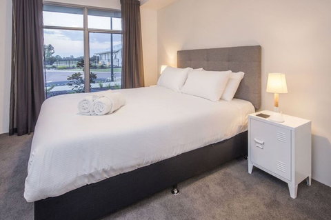 Fairway Lakeside - Australian Destinations 2