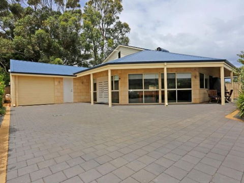 Falcon By The Bay - Australian Destinations 1
