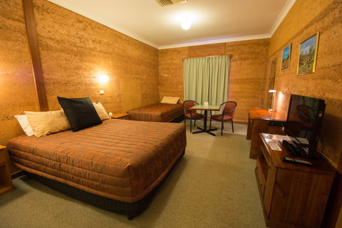 Mud Hut Motel - Australian Destinations 2