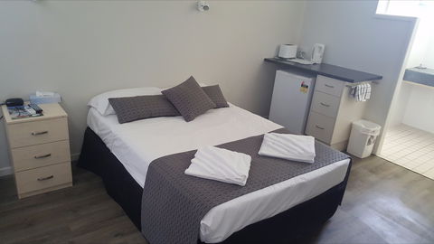Queens Beach Hotel - Australian Destinations 1